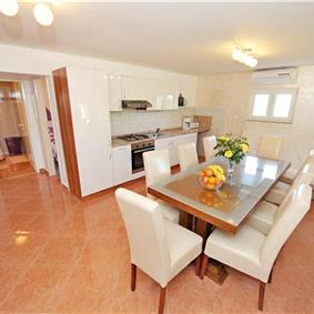 3 Bedroom Villa with Pool & Tennis Court near Sinj, sleeps 8